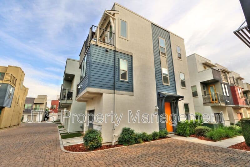 Sacramento House: 340 1st Avenue