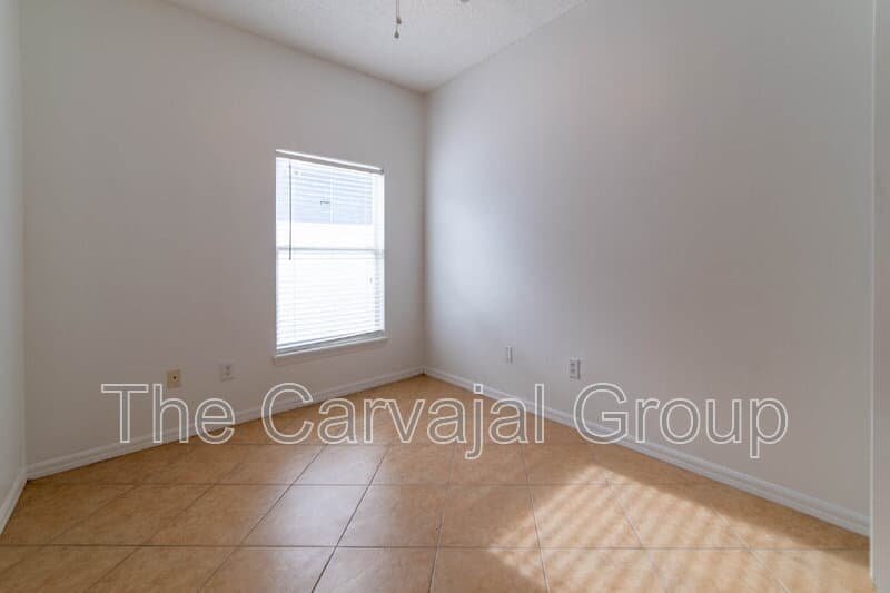 Orlando House: 4434 Waterside Pointe Cir