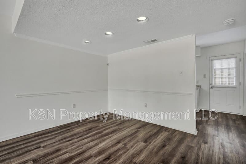 Savannah Townhome: 2220 East Victory Drive