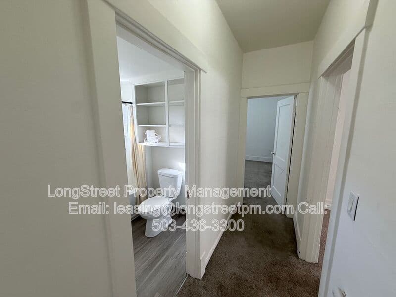Keizer House: 431 Chemawa Rd N
