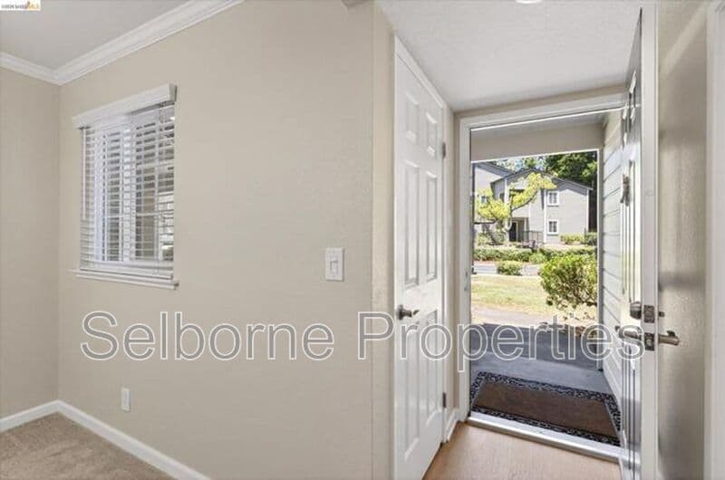 Oakland House: 660 Canyon Oaks Dr