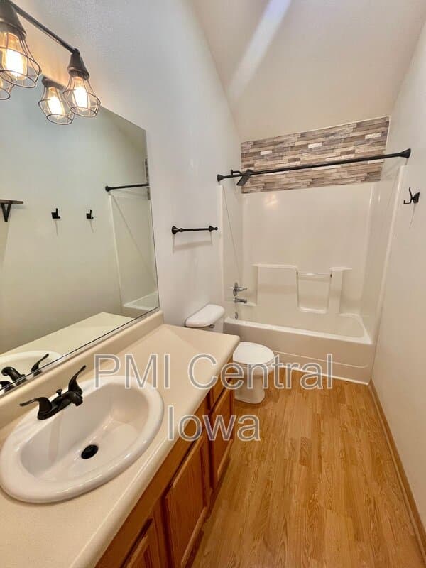 Ankeny Townhome: 1262 SE Village View Ln