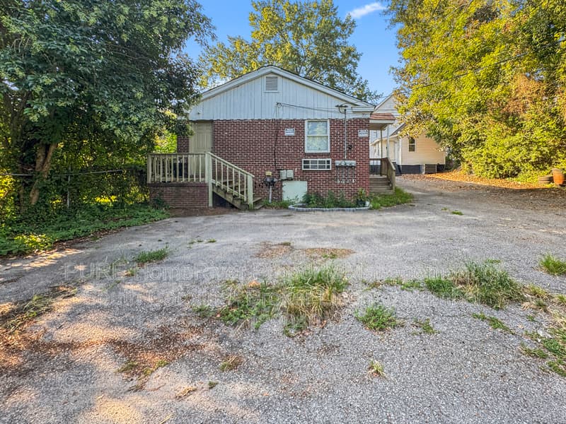 Columbia House: 2413 Laurel St