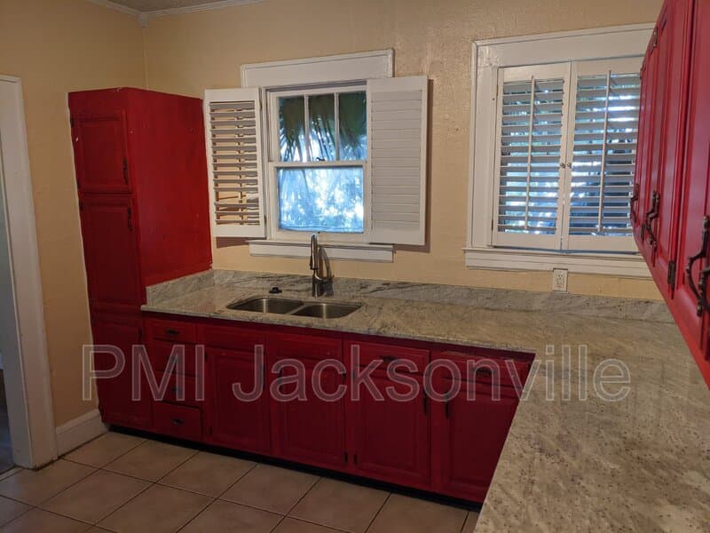 Jacksonville House: 1211 Hollywood Ave