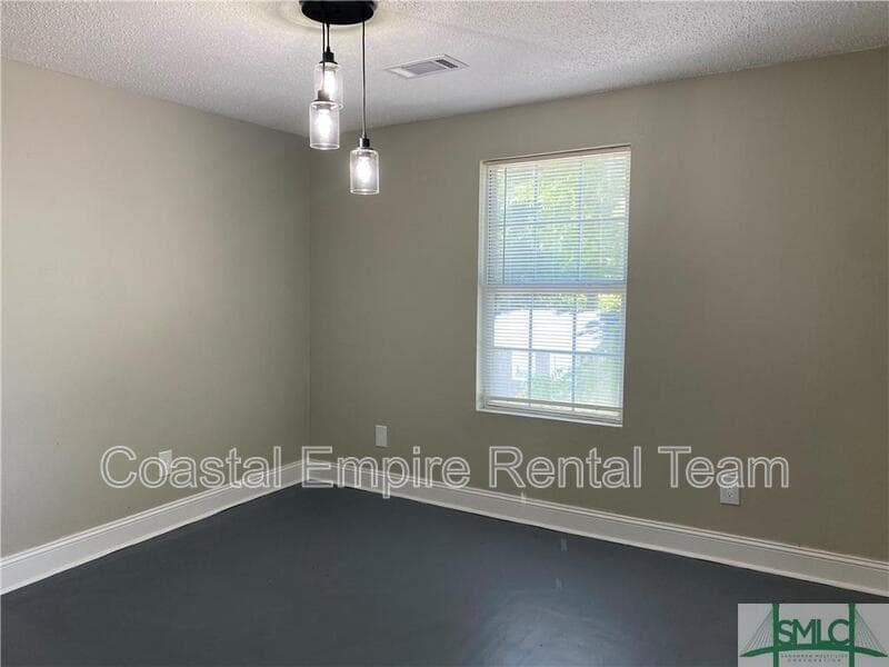 Savannah Condo: 1000 West 53rd Street - Lower Unit