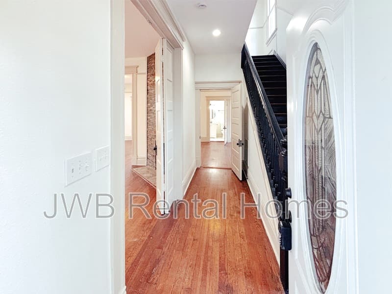Jacksonville House: 1532 N Pearl St