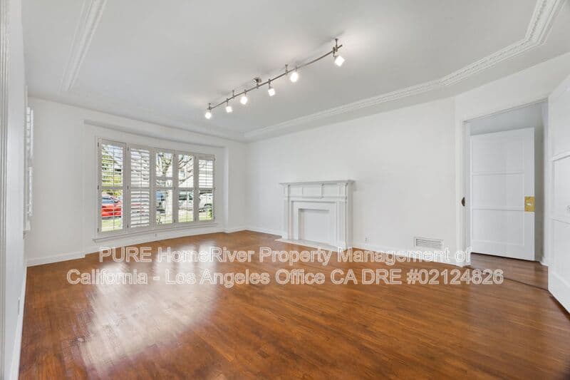 Los Angeles House: 1534 Hayworth Ave
