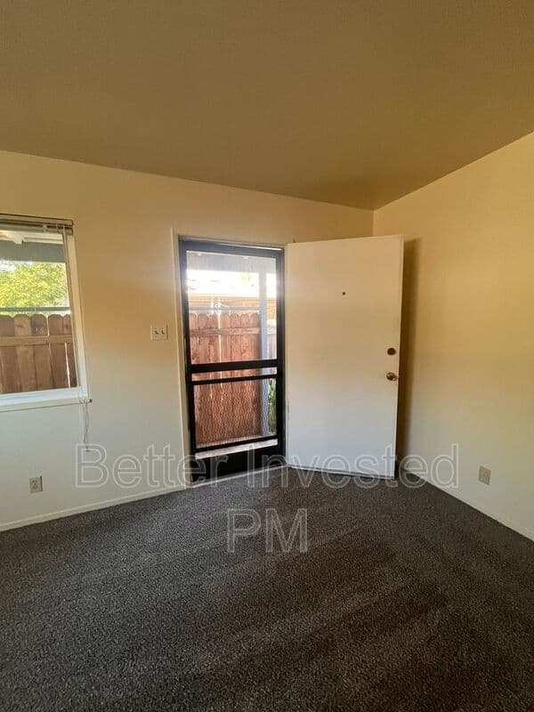 Santa Rosa House: 925 Beaver Ln
