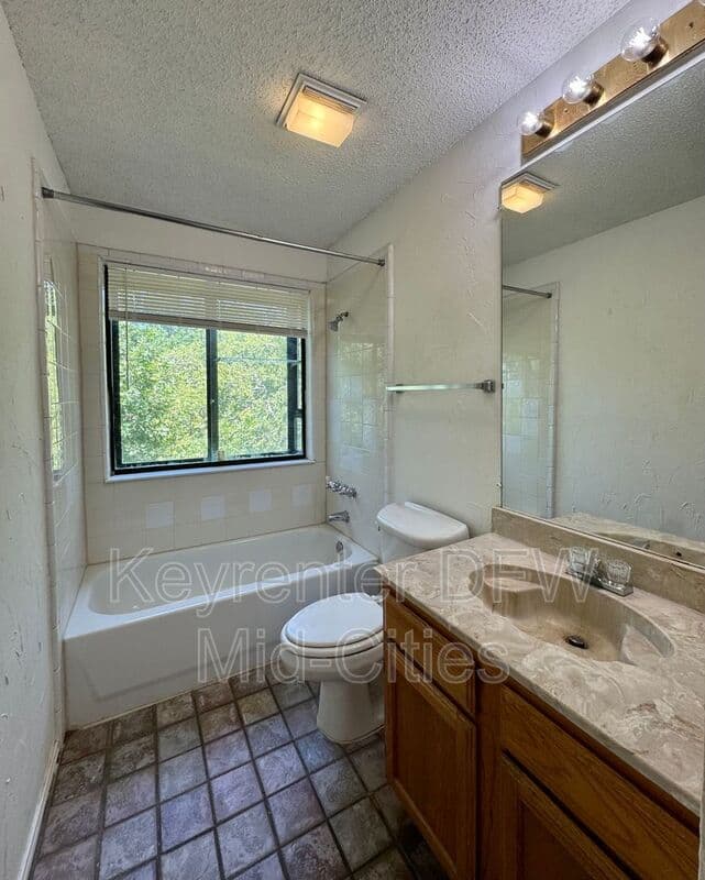 Dallas House: 4800 W Lovers Lane
