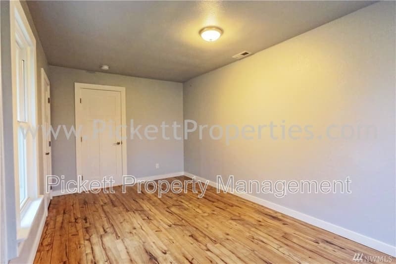 Bremerton House: 1120 Cogean Ave