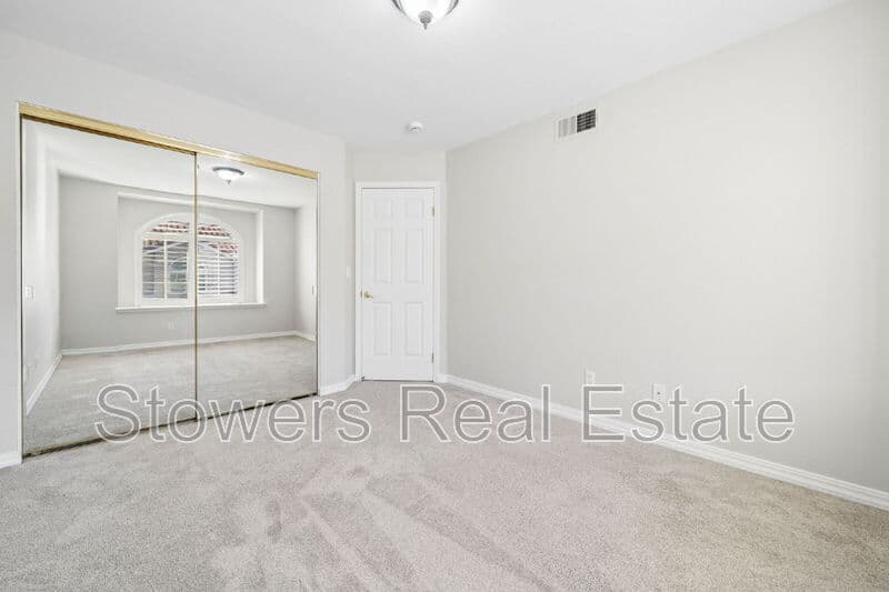 San Ramon Townhome: 613 S Blackbrush Ln