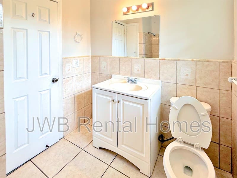 Jacksonville House: 4737 Sprite Rd