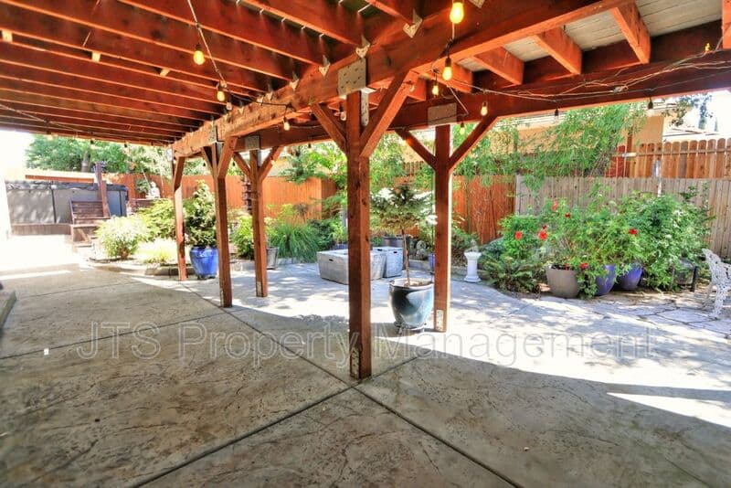 Fair Oaks House: 4988 Amina Fair Way