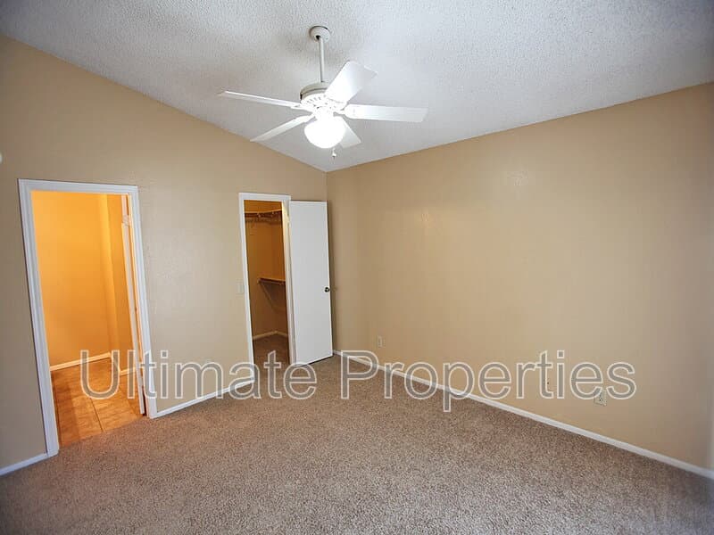 Peoria House: 8832 W Saint John Rd