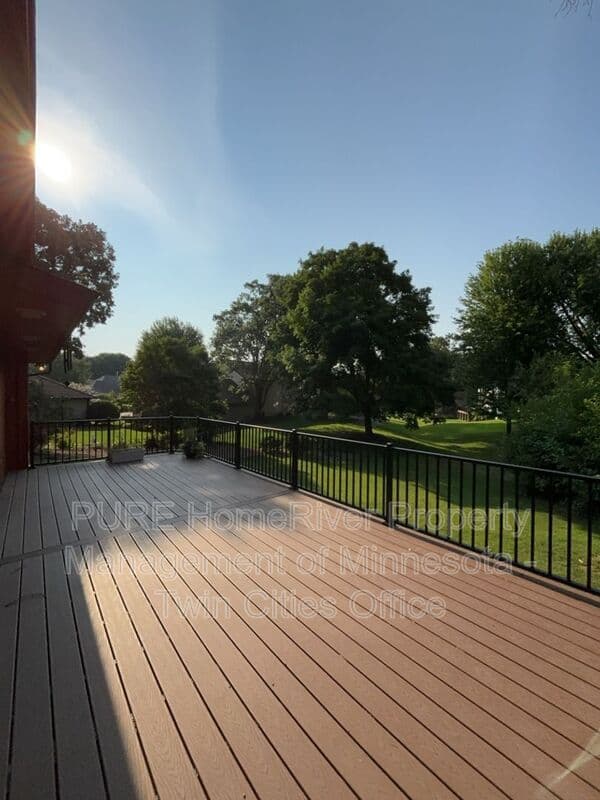 Edina House: 7420 Hyde Park Cir