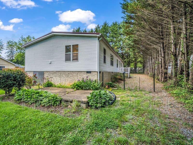 Black Mountain House: 213 Old State Ten Rd
