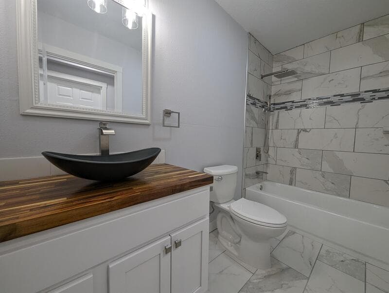 Pella Condo: 413 Jefferson Street - 13