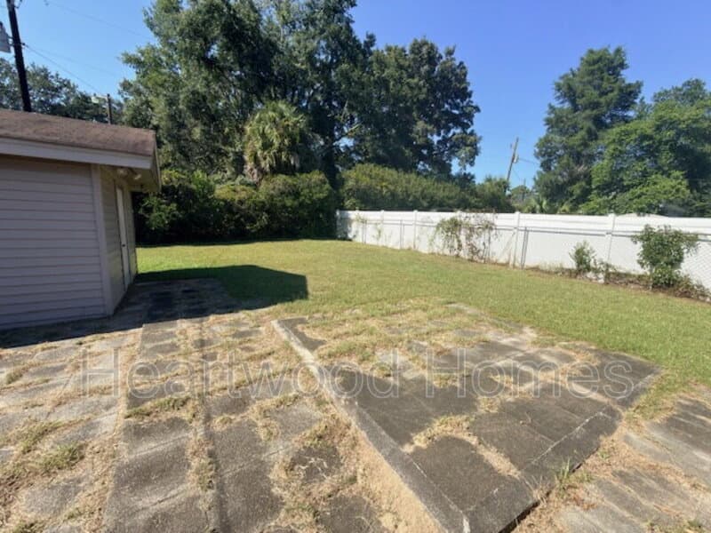 Columbia House: 1213 Deerwood Street
