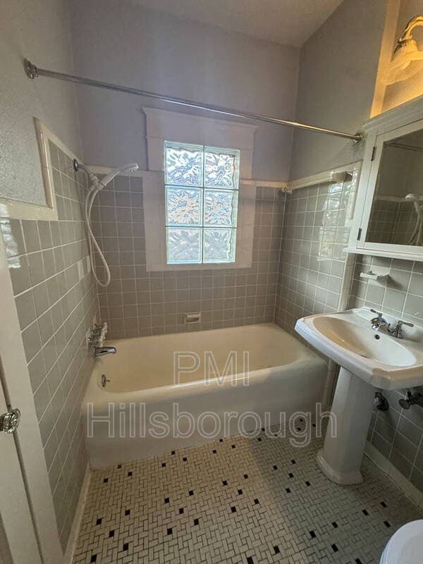 Tampa House: 1403 E Paris St