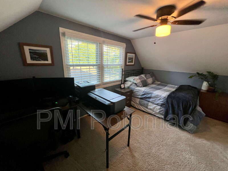 Bowie House: 12618 Kavanaugh Ln