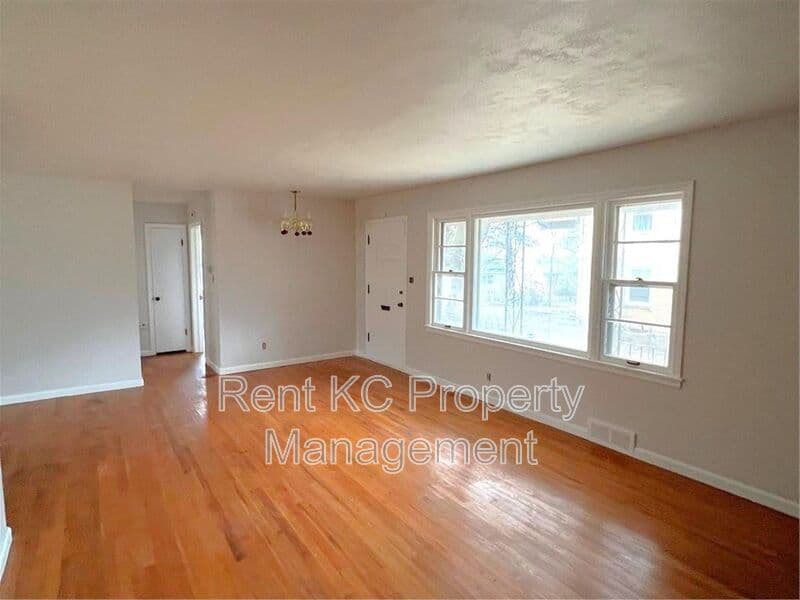 Kansas City House: 800 E 75th Terrace