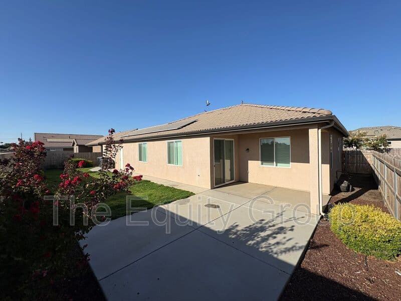 Visalia House: 3208 North Rova Ct