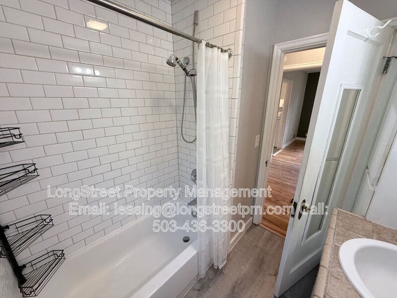 Salem House: 390 23rd St SE