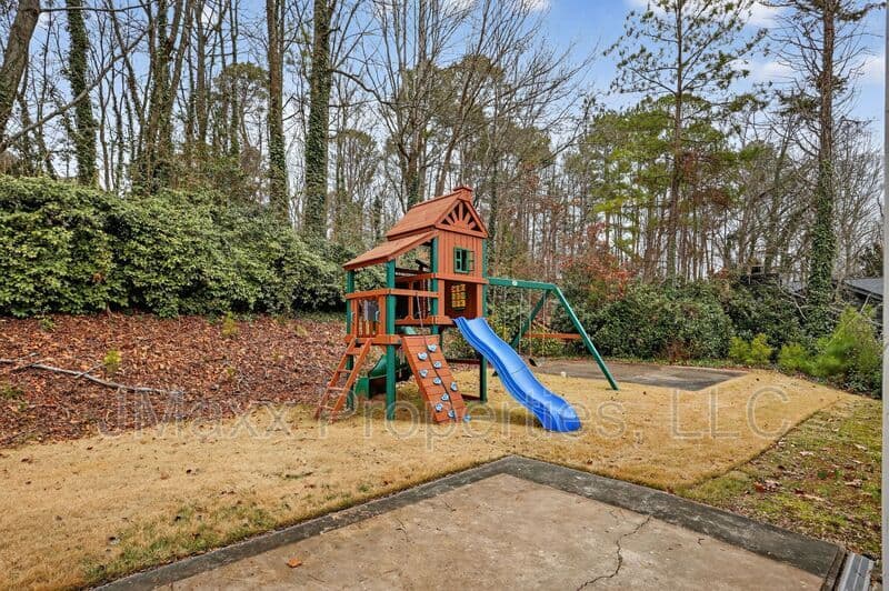 Roswell House: 3445 Johnson Ferry Rd NE