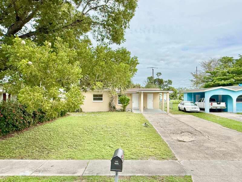 Fort Myers House: 2985 Saint Charles Street