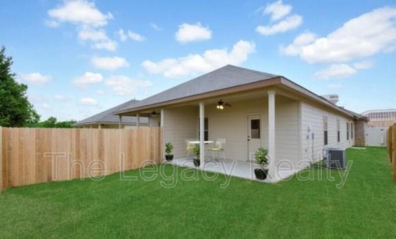 New Braunfels House: 337 Emma Dr