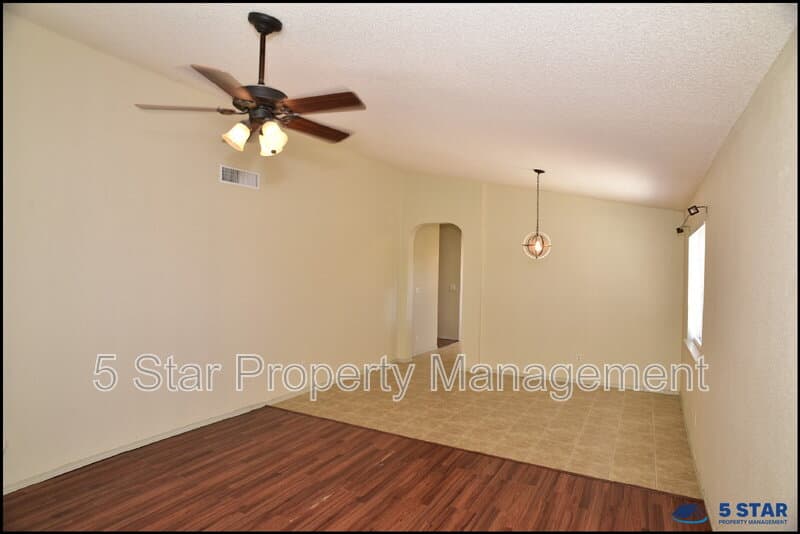 El Paso House: 14325 Island Point Drive