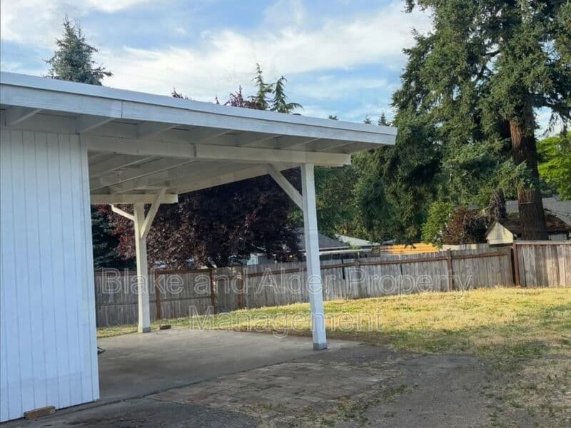 Gladstone House: 1425 Beverly Dr
