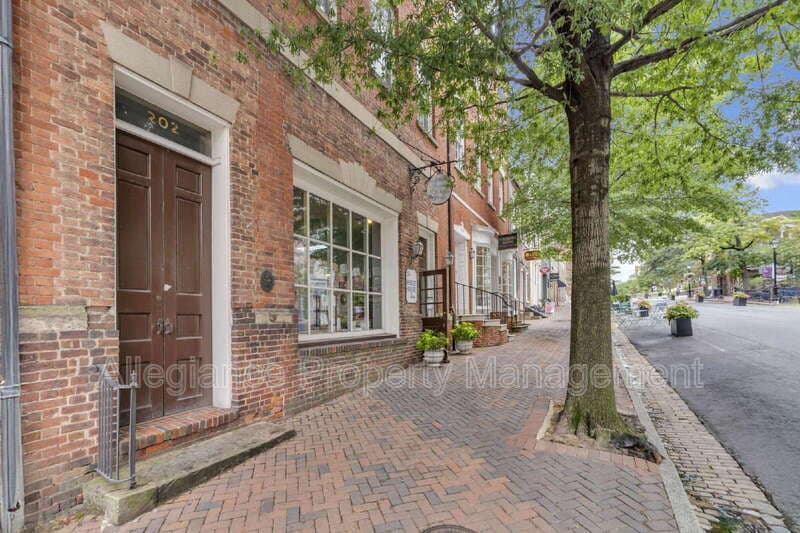 Alexandria House: 718 S Washington St