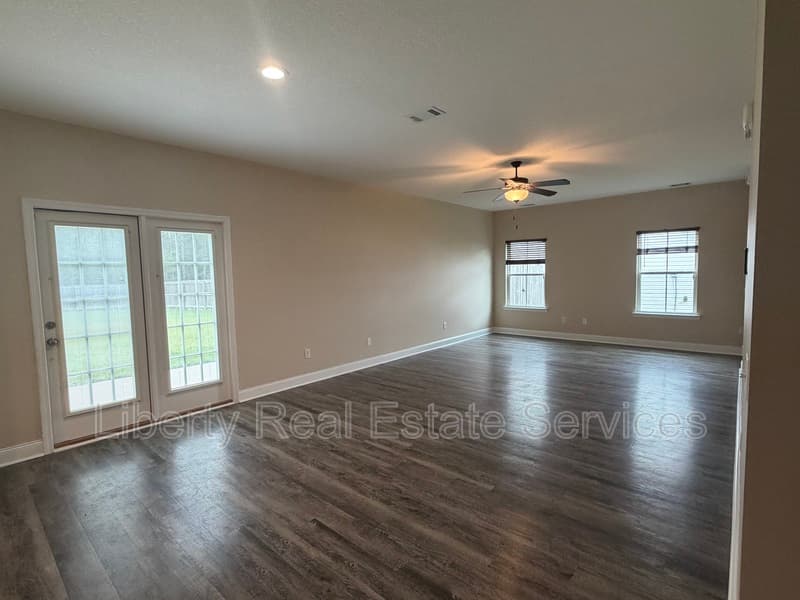 Hinesville House: 224 Whipple Ave