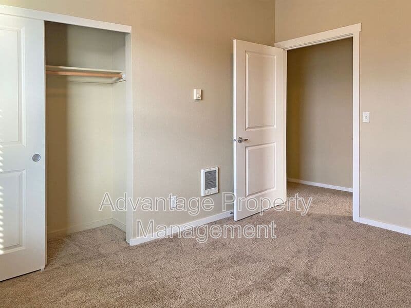 Monmouth House: 519 N Catron Place