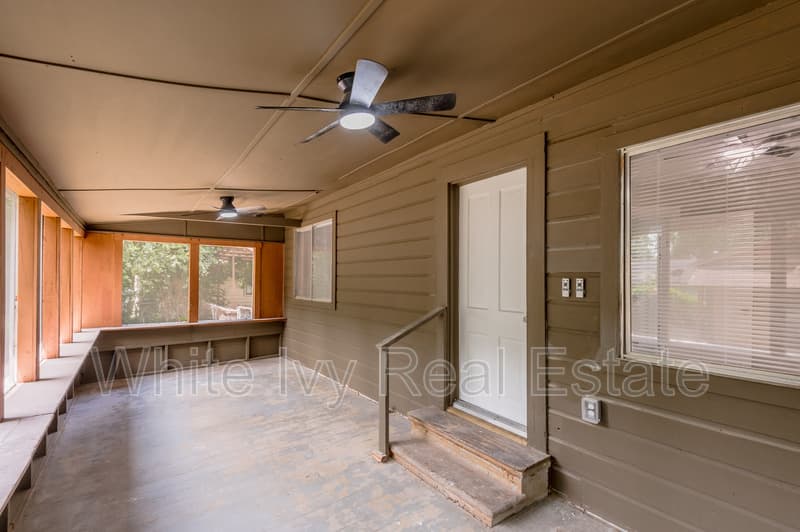 Woodville House: 1107 W Dogwood St
