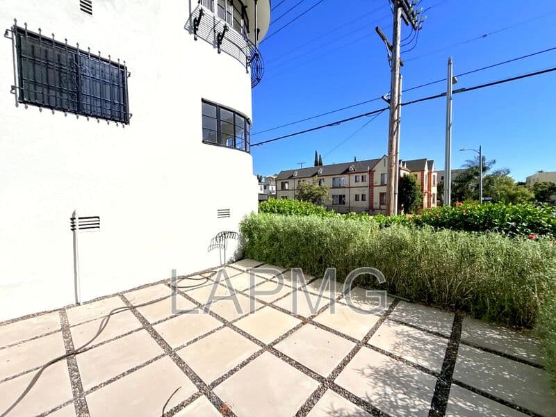 Los Angeles House: 3919 W. 8th Street