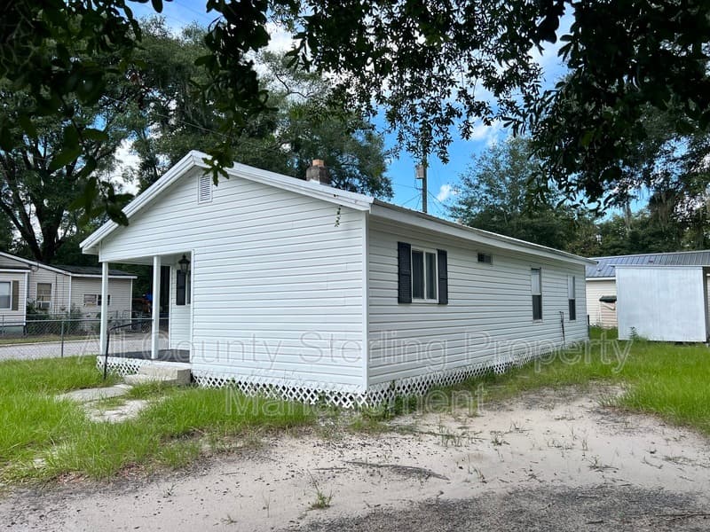 Lake City House: 727 SE Dade Street
