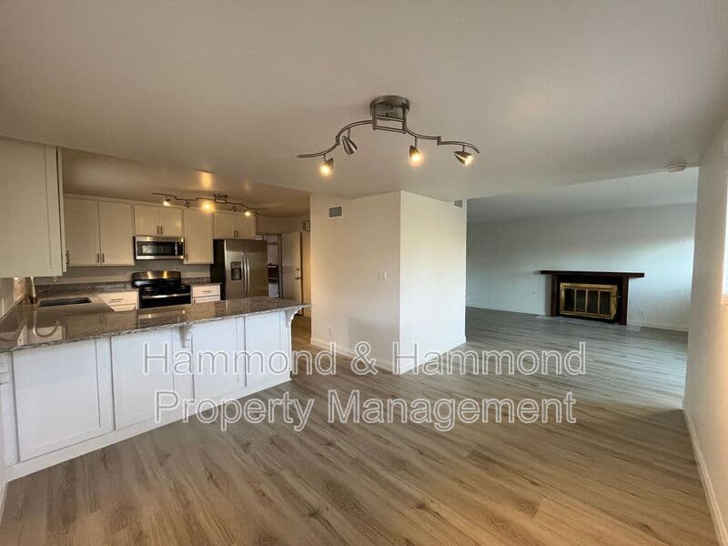 Thousand Oaks House: 832 Masterson Dr