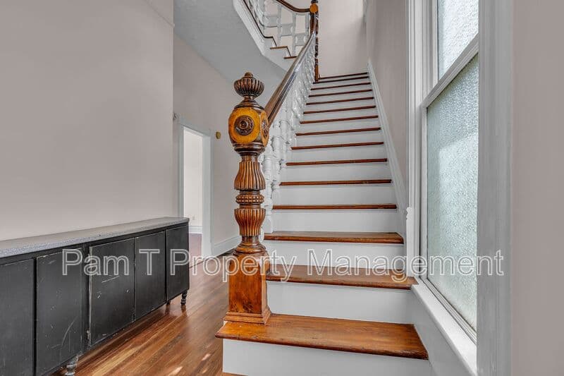 Savannah House: 201 W 37th St
