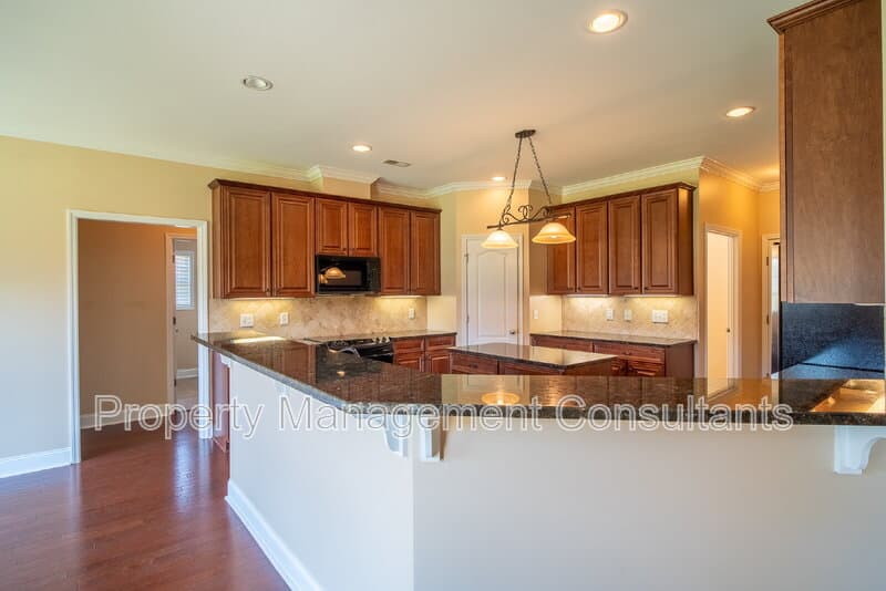 Madison House: 178 Sarah Jane Dr