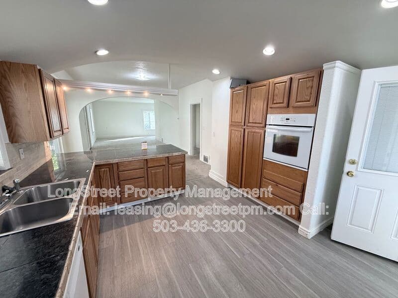 Keizer House: 431 Chemawa Rd N