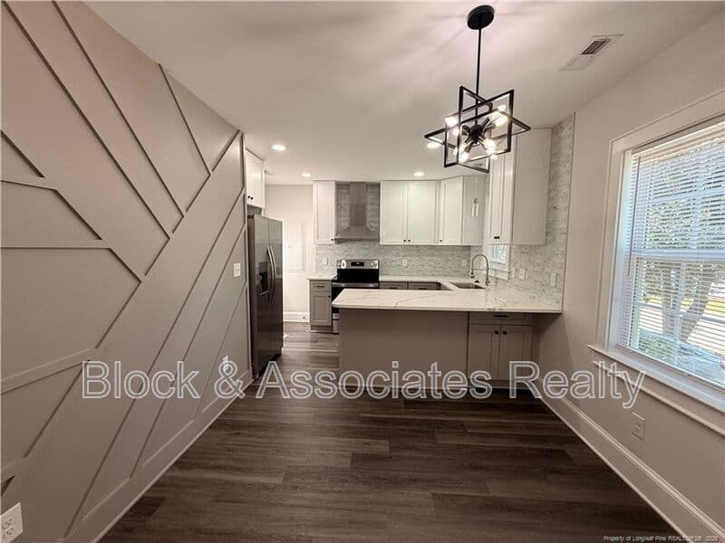 Fayetteville House: 110 KENSINGTON CIR
