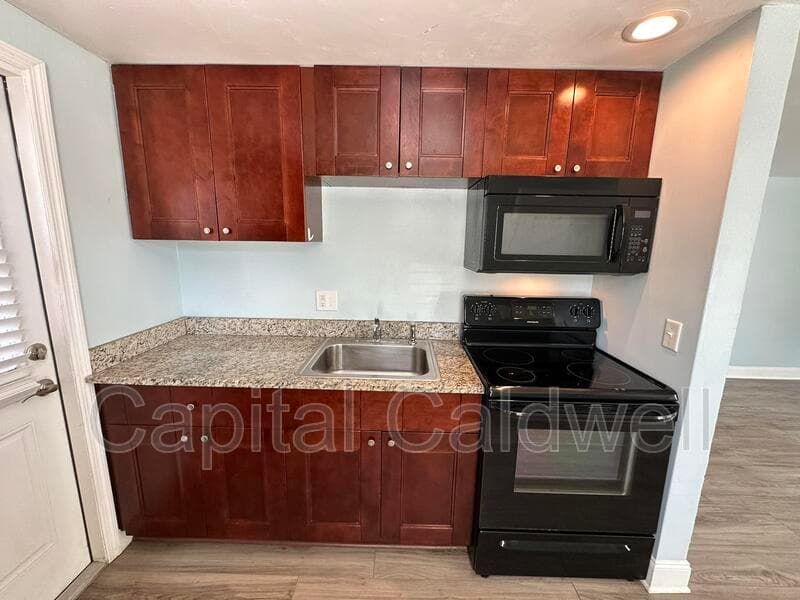 Dunedin House: 425 Milwaukee Ave