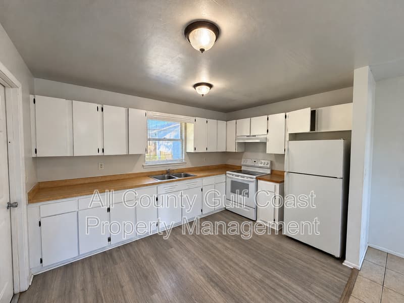 Bradenton House: 1905 57th Ave W