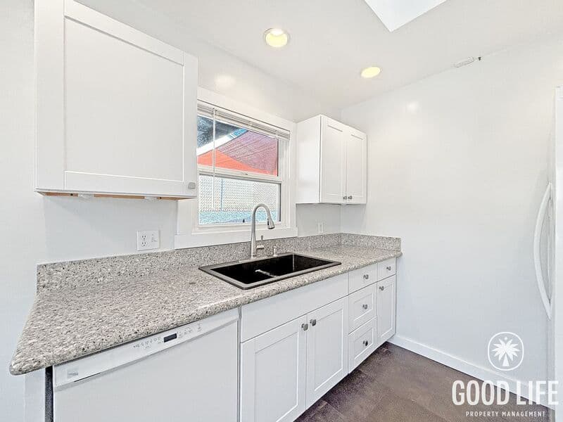 San Diego House: 2235 Midvale Dr