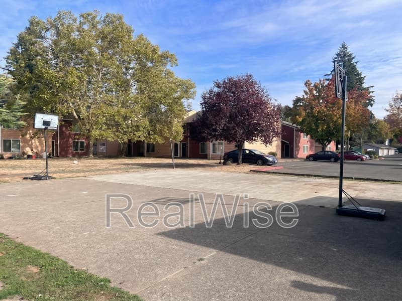 Portland Townhome: 2349 SE 135th Ave