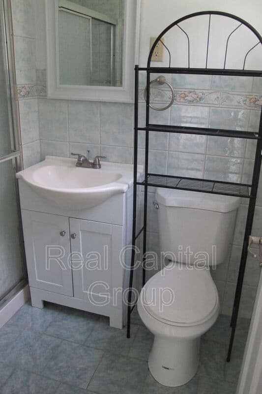 Albany House: 18 Ethel Dr