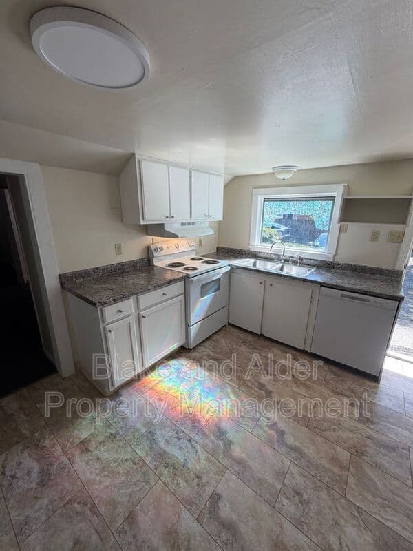 Milwaukie House: 10926 SE Linwood Ave