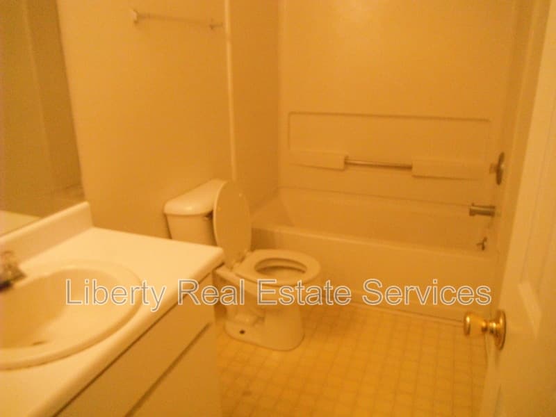 Hinesville House: 1100 Pineland Ave